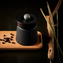 Bali pepperkvern i støpejern 8 cm svart