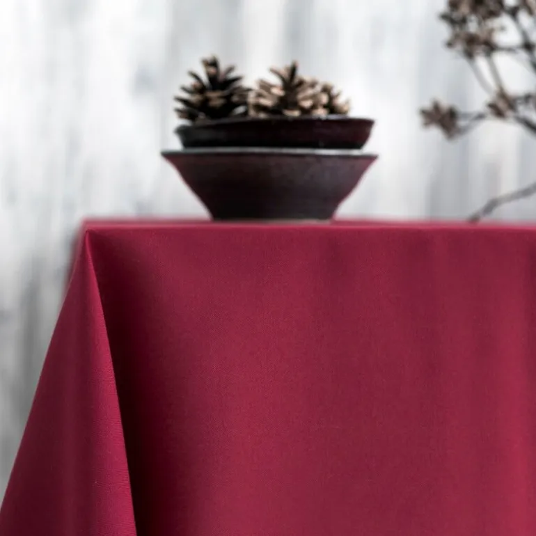 Duk med brodert hullsøm 240x140 cm mørkerød