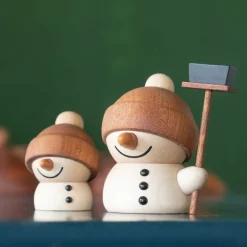 Flurry snømann trefigur 8 cm sapele/lønn