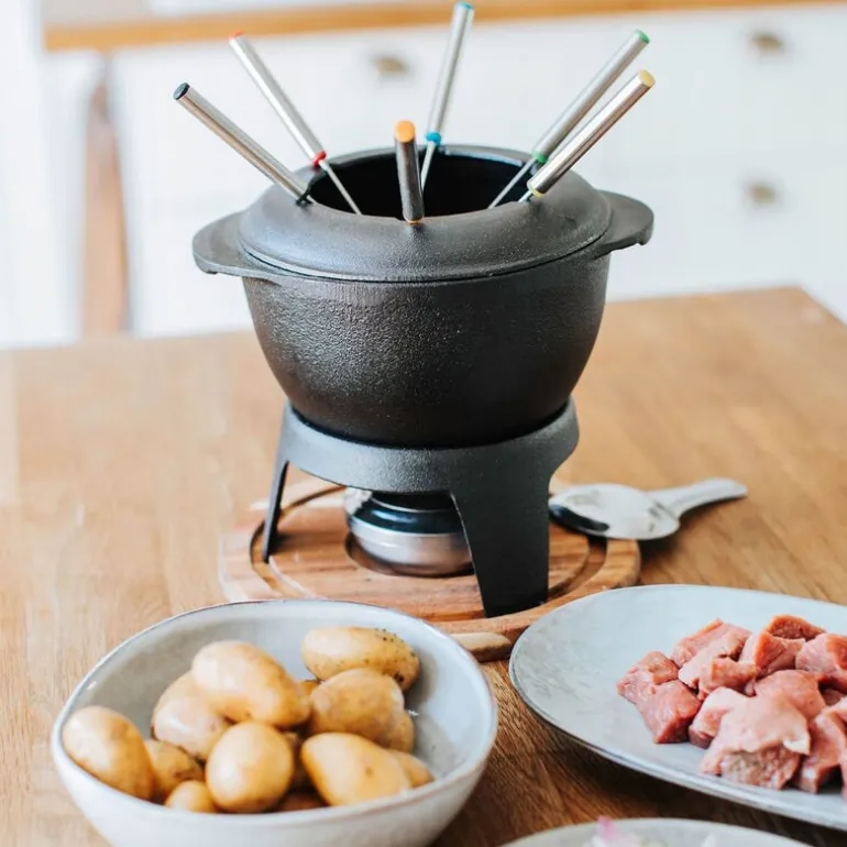 Foni fondue støpejern med treplate 18x18 cm 1,8L svart