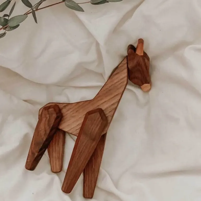 Giraff trefigur 23 cm valnøtt/ask