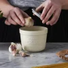 Innovative Kitchen hvitløkskrukke med rivelokk krem