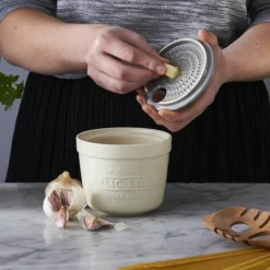 Innovative Kitchen hvitløkskrukke med rivelokk krem