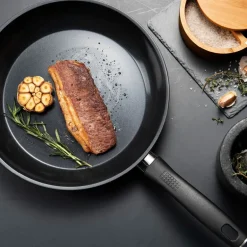 Kitchen Essentials stekepanne 28 cm svart