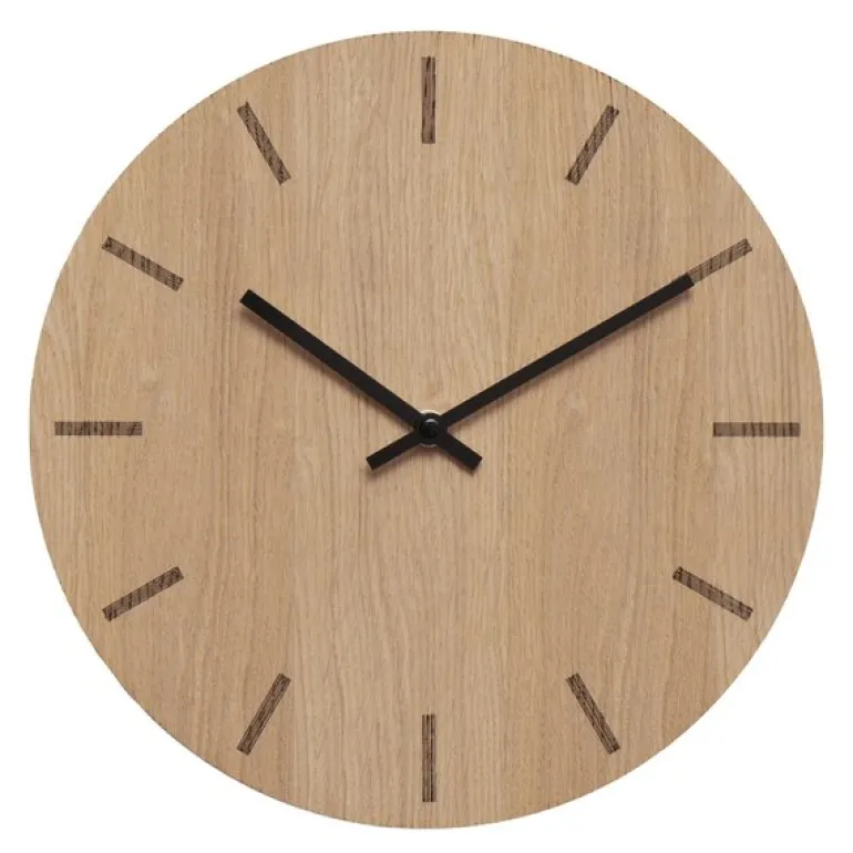 Light Oak veggklokke 28 cm lys eik m/svart viser