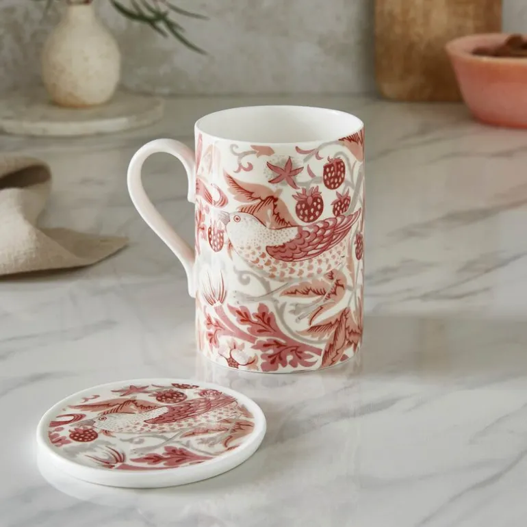 Morris & Co kopp og coaster-sett Strawberry Thief Madder