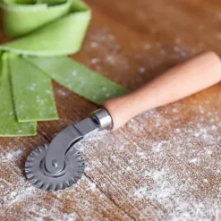 Pastakutter tannet rustfritt stål/tre