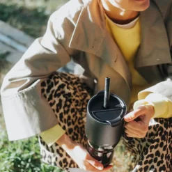 Rise Tumbler 77 cl med sugerør svart