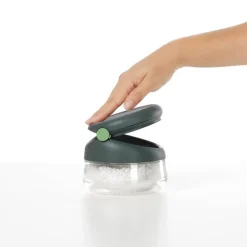 Saltbeholder med presslokk 12 cm grå/klar