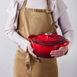 Signature støpejernsgryte rund 26 cm 5,3L cerise