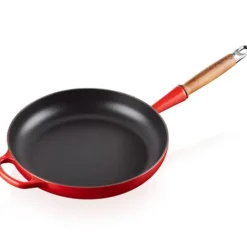Signature støpejernspanne med trehåndtak 28 cm cerise