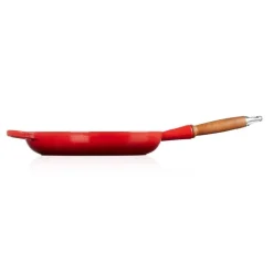 Signature støpejernspanne med trehåndtak 28 cm cerise