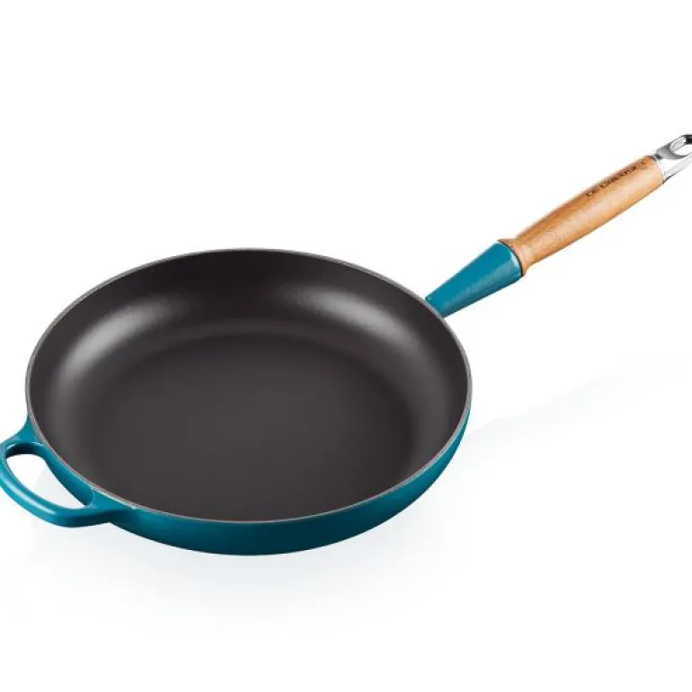 Signature støpejernspanne med trehåndtak 28 cm deep teal