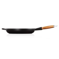Signature støpejernspanne med trehåndtak 28 cm matte black