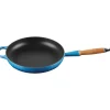 Signature støpejernspanne m/trehåndtak 28 cm azure