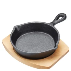 Støpejernspanne 20 cm med treunderlag svart
