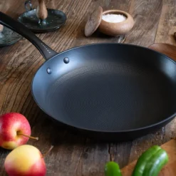 Støpejernspanne med Honeycomb keramisk belegg 32 cm