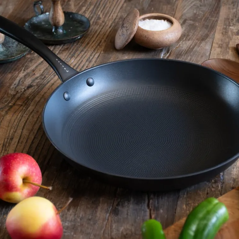 Støpejernspanne med Honeycomb keramisk belegg 32 cm