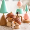 Sundae snømann trefigur 6 cm sapele/lønn