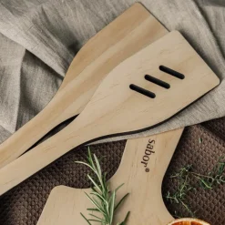 Trevig stekespade med hull 30 cm accoya