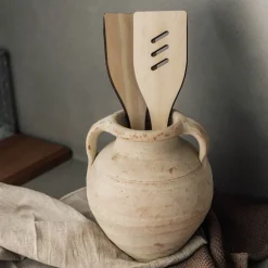 Trevig stekespade med hull 30 cm accoya