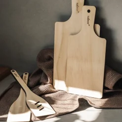 Trevig stekespade med hull 30 cm accoya